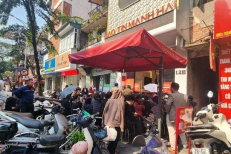 Giá vàng hôm nay mới nhất (10/1) tăng "chạm đỉnh": Nhiều người xếp hàng từ sáng đến chiều để mua 0,1 chỉ vàng