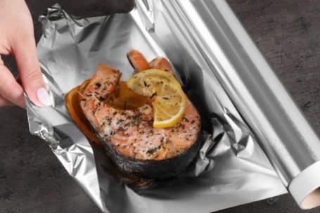 Dùng giấy bạc gói thức ăn thừa có hại thế nào?