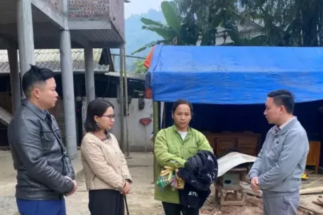 Nữ sinh lớp 6 bị đánh ngã sõng soài trong phòng học