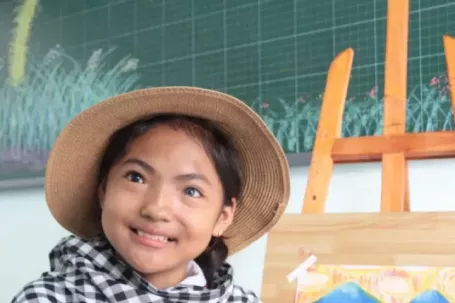 Cô bé có đôi mắt 'âm dương' kỳ lạ ở Tây Nguyên