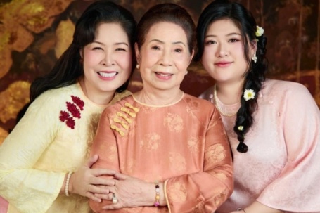 Mẹ 86 tuổi của Hồng Vân được khen 'trẻ như 68 tuổi'