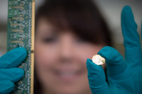 Tách vàng từ điện thoại cũ trong 20 phút, phí 1.455 USD một ounce