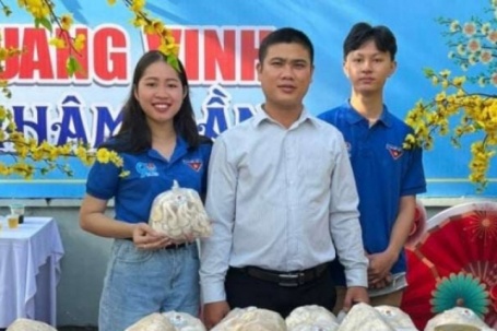 Ở TPHCM có một nông dân "trồng rau ra tai chứ không có lá", áp dụng công nghệ cao, doanh thu tiền tỷ