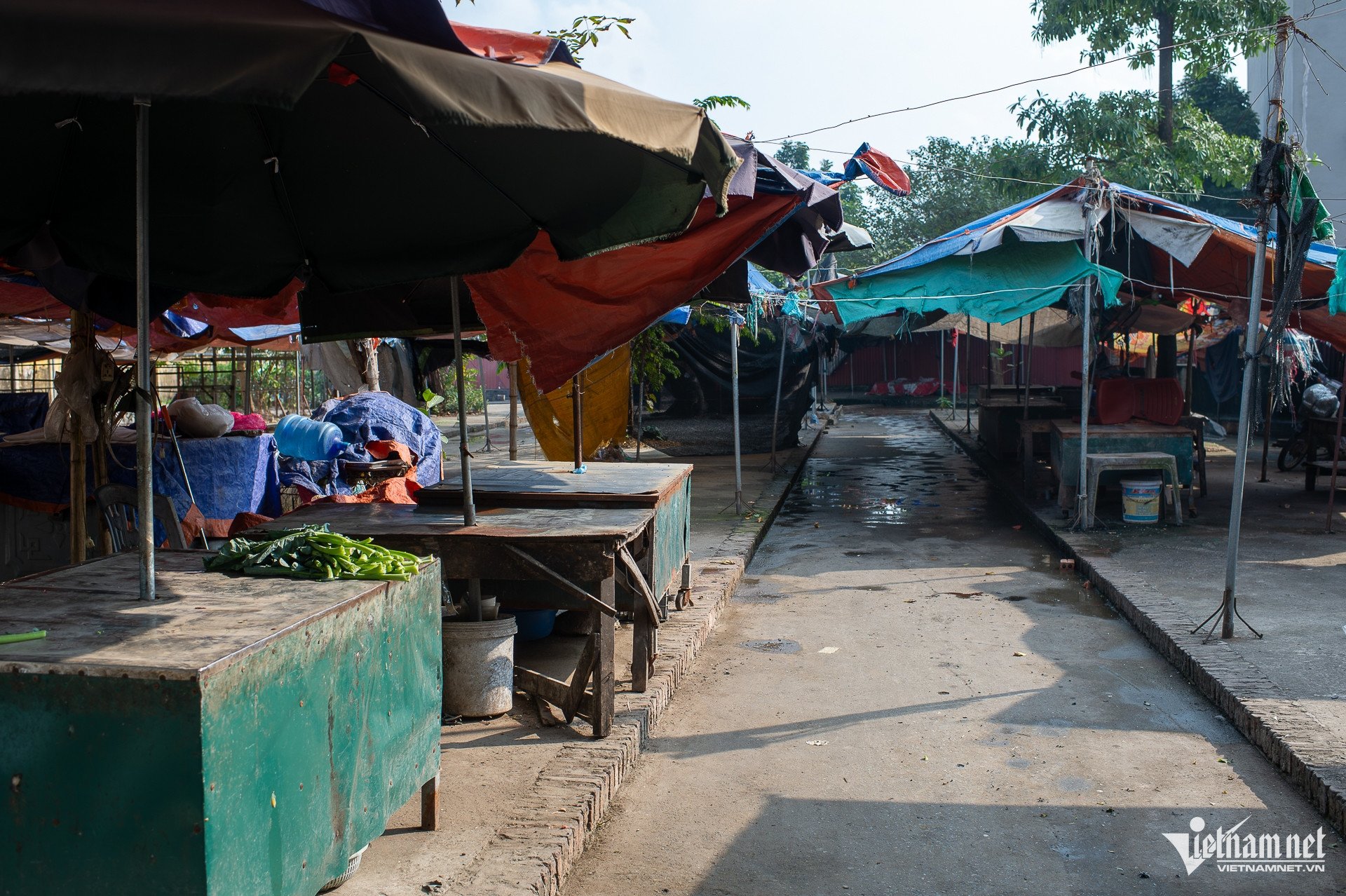 Cũng nằm trong nhóm 1, chợ cóc làng Thượng Mạo (phường Phú Lương) đã tồn tại hàng chục năm qua và hiện nằm trên một khu đất rộng. Các sạp hàng, lán quầy được dựng tạm bằng sắt thép, nhếch nhác, hệ thống điện và vệ sinh sơ sài, không bảo đảm an toàn. Rác thải phát sinh không được thu gom mà bị đốt trực tiếp tại khu vực chợ, gây ô nhiễm môi trường và mất mỹ quan đô thị. Đây là chợ họp buổi sáng với quy mô hơn 100 hộ kinh doanh nông sản, thực phẩm.