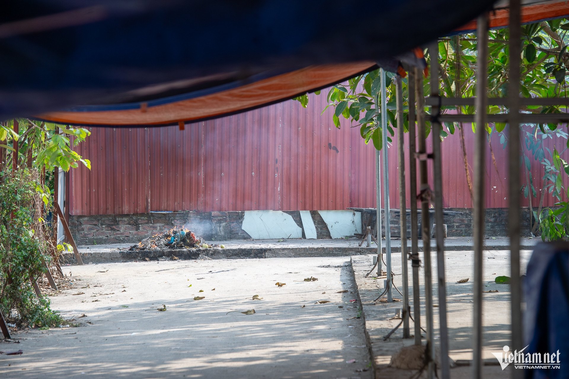 Cũng nằm trong nhóm 1, chợ cóc làng Thượng Mạo (phường Phú Lương) đã tồn tại hàng chục năm qua và hiện nằm trên một khu đất rộng. Các sạp hàng, lán quầy được dựng tạm bằng sắt thép, nhếch nhác, hệ thống điện và vệ sinh sơ sài, không bảo đảm an toàn. Rác thải phát sinh không được thu gom mà bị đốt trực tiếp tại khu vực chợ, gây ô nhiễm môi trường và mất mỹ quan đô thị. Đây là chợ họp buổi sáng với quy mô hơn 100 hộ kinh doanh nông sản, thực phẩm.