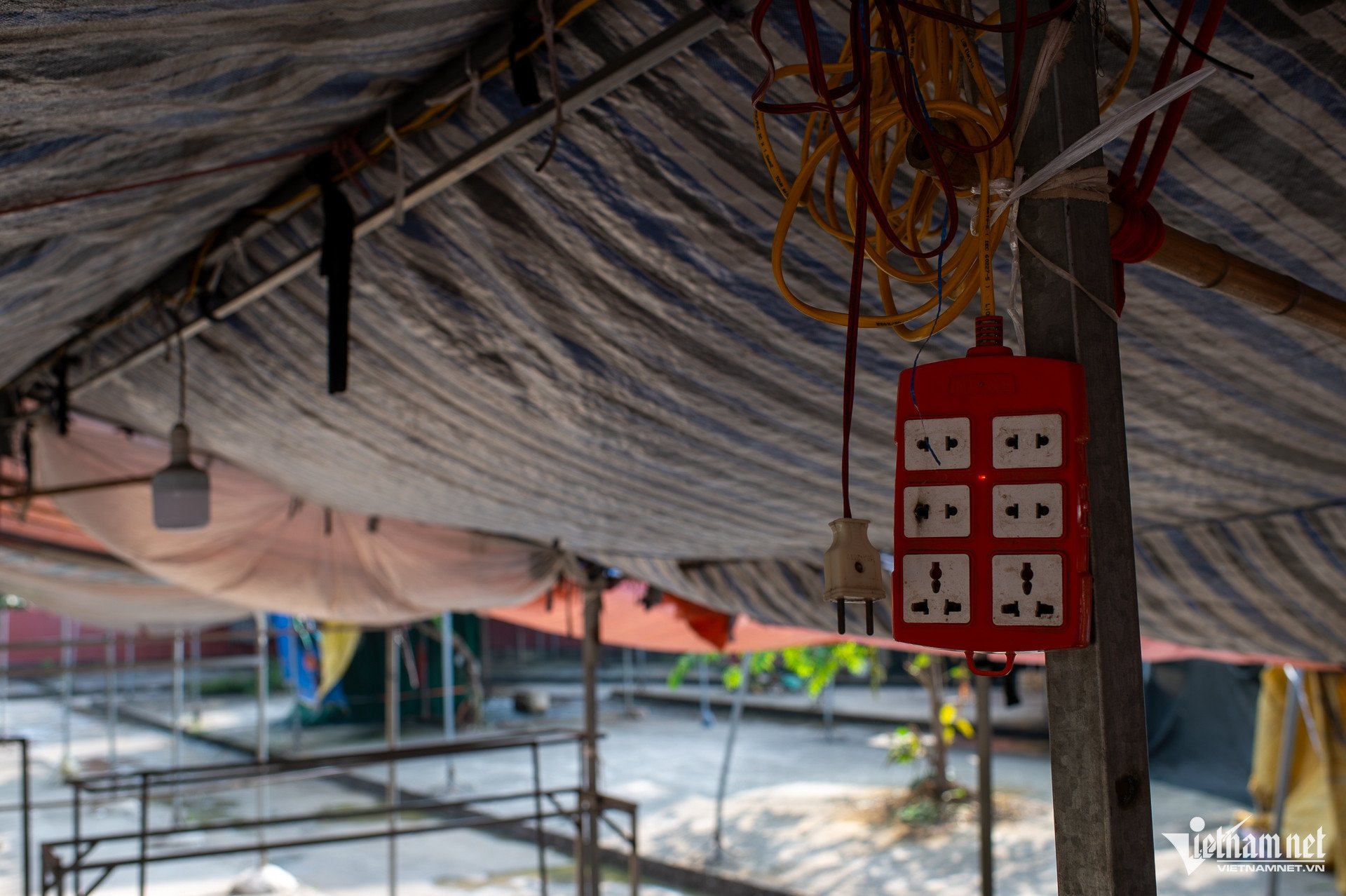 Cũng nằm trong nhóm 1, chợ cóc làng Thượng Mạo (phường Phú Lương) đã tồn tại hàng chục năm qua và hiện nằm trên một khu đất rộng. Các sạp hàng, lán quầy được dựng tạm bằng sắt thép, nhếch nhác, hệ thống điện và vệ sinh sơ sài, không bảo đảm an toàn. Rác thải phát sinh không được thu gom mà bị đốt trực tiếp tại khu vực chợ, gây ô nhiễm môi trường và mất mỹ quan đô thị. Đây là chợ họp buổi sáng với quy mô hơn 100 hộ kinh doanh nông sản, thực phẩm.