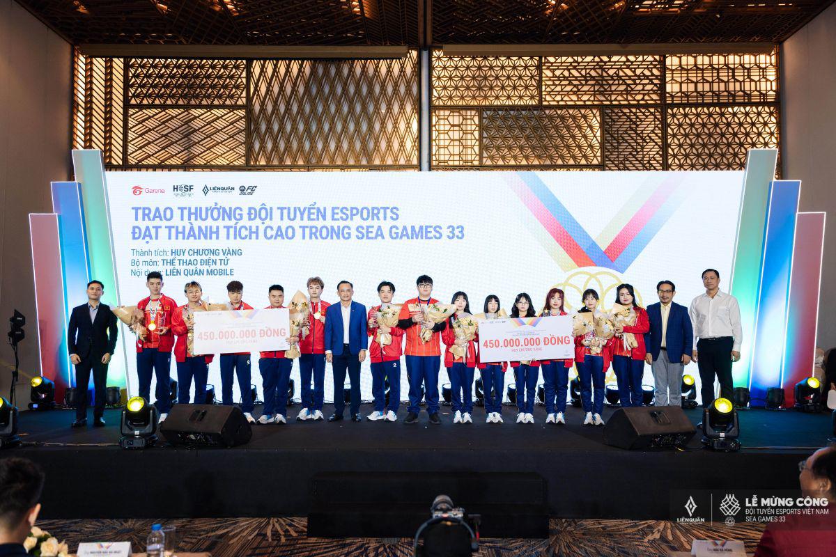 Các tuyển thủ Liên Quân Mobile nam và nữ nhận thưởng.