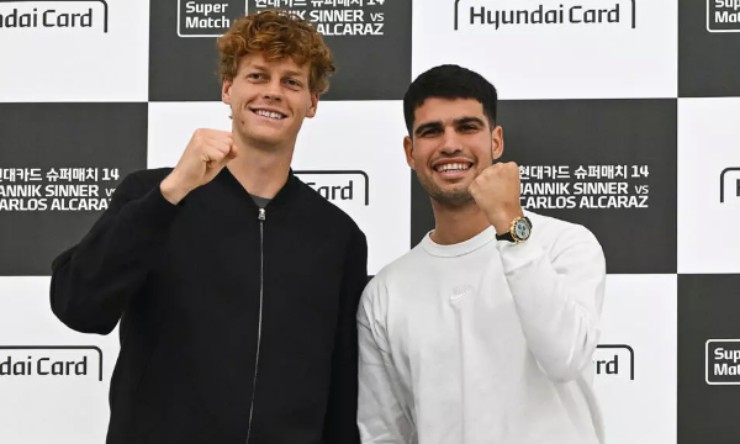 Alcaraz (bên phải) thắng Sinner (bên trái) trong trận đấu biểu diễn tại Hàn Quốc&nbsp;