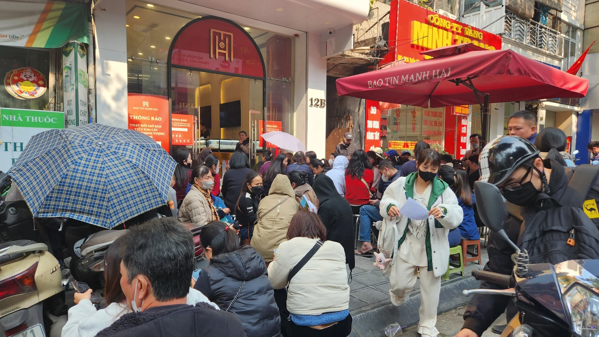 Hàng loạt người dân tới xếp hàng từ sáng đến 14 giờ chỉ để mua được 0,1 chỉ vàng tại Bảo Tín Mạnh Hải. Ảnh: Thái Nguyễn