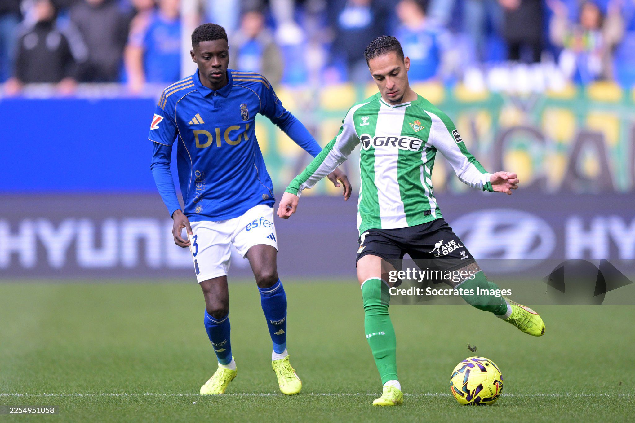 Đội của Antony khá "đen" trong hiệp một