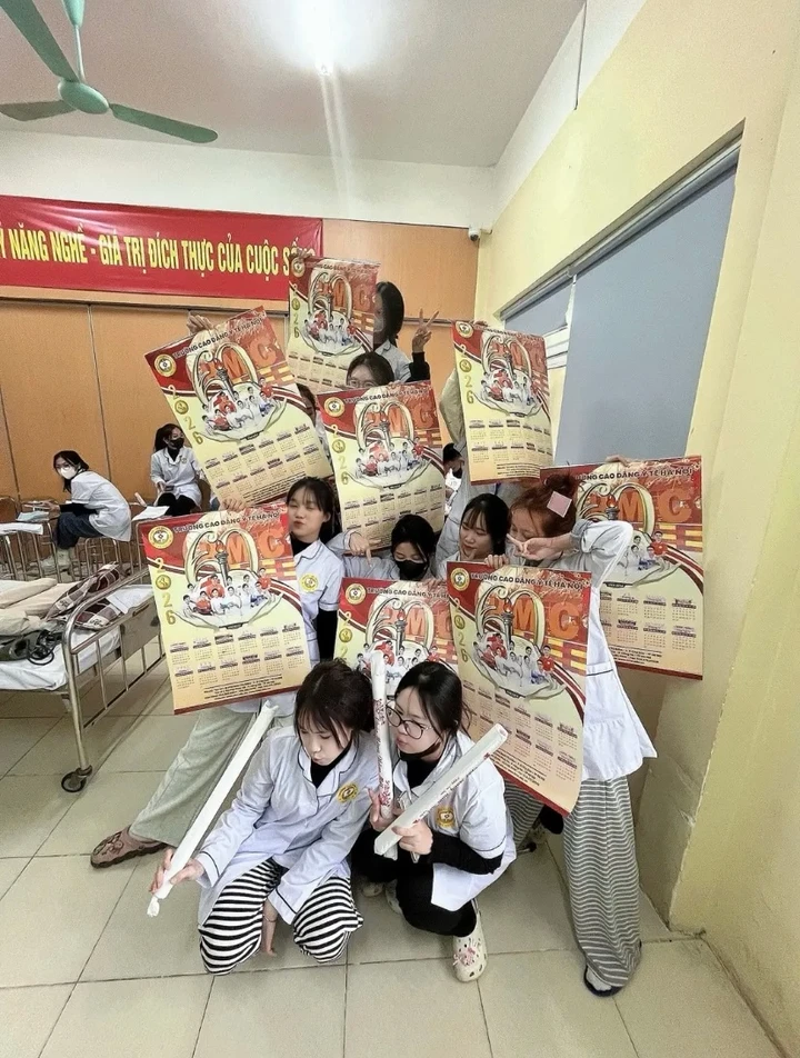 Thanh Thuý và các bạn là sinh viên năm nhất, lần đầu được mang lịch tết về nhà. (Ảnh: NVCC)