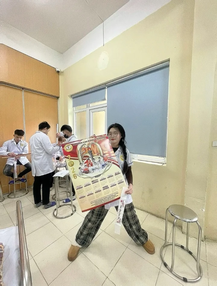 Thanh Thuý và các bạn là sinh viên năm nhất, lần đầu được mang lịch tết về nhà. (Ảnh: NVCC)