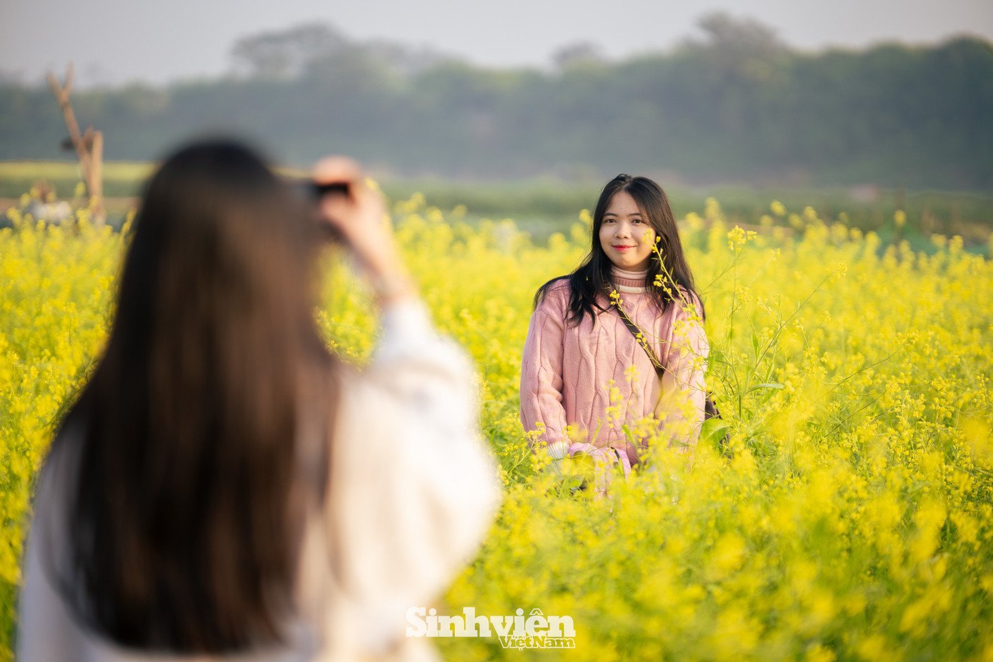 Bất chấp cái lạnh, giới trẻ Hà Nội dậy sớm 'săn' khoảnh khắc vàng bên chân cầu Long Biên - 7