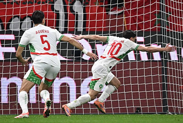 Brahim Diaz ăn mừng bàn thắng có phần vô tình của anh