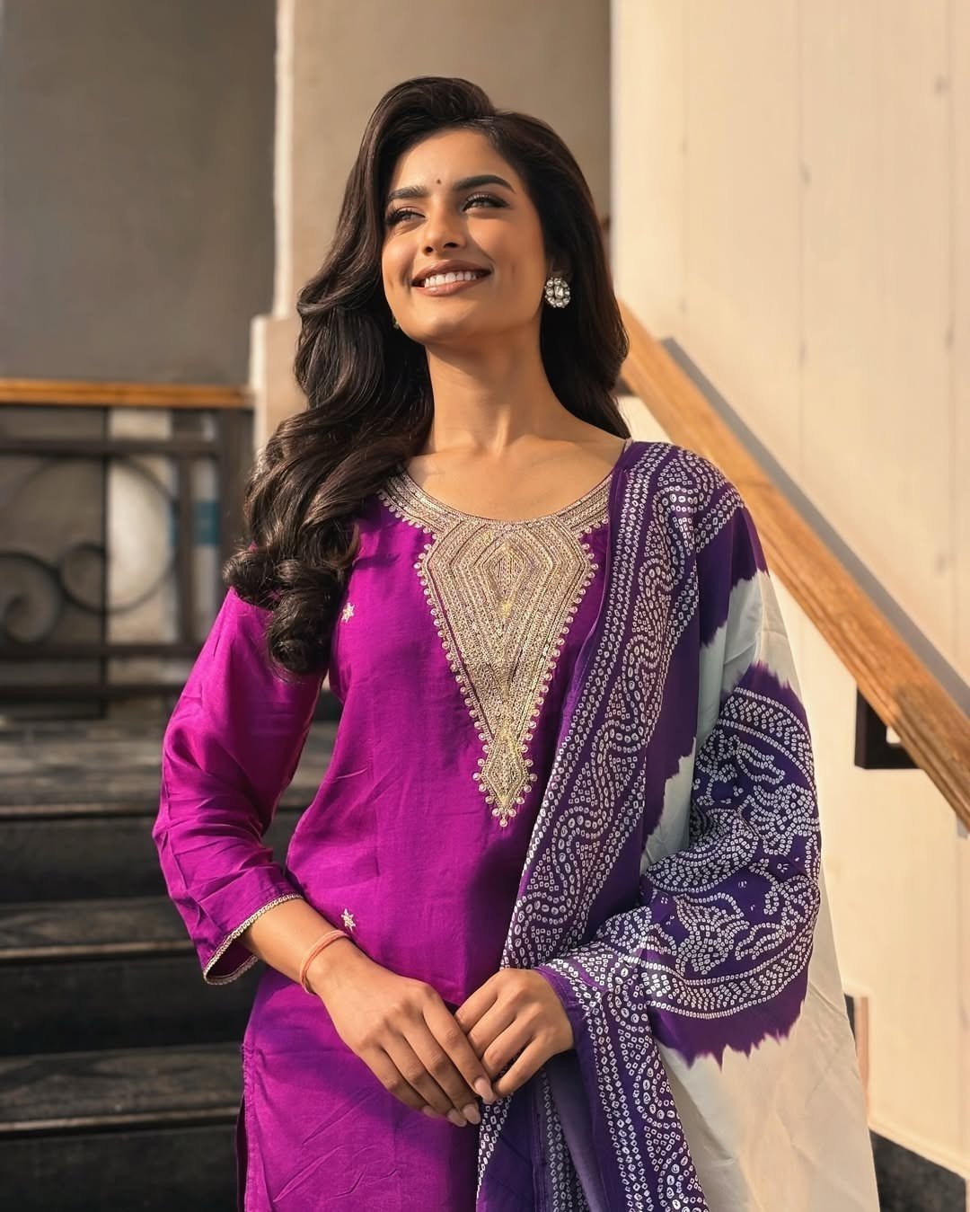 Người đẹp Ấn Độ theo đuổi hành trình học tập để bổ sung cho khát vọng nghệ thuật. Cô mong muốn kết hợp giáo dục với niềm đam mê điện ảnh. Người đẹp bắt đầu sự nghiệp của mình ở tuổi 18 với tư cách là người dẫn chương trình truyền hình. Cô cũng là tác giả của một vở kịch dài 250 trang có tựa đề Krishna Leela .