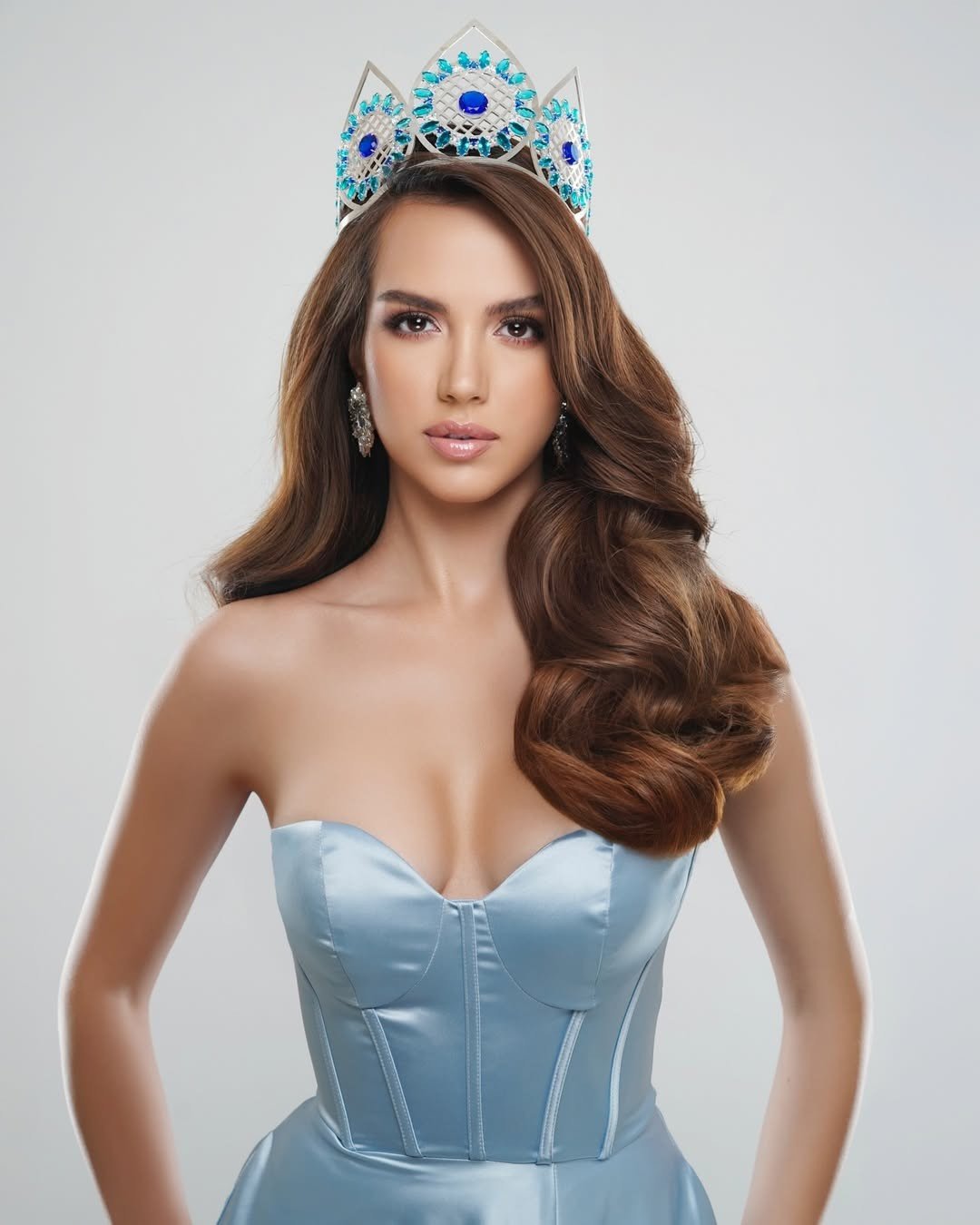 Đại diện Bolivia - Vanessa Kraljevic cũng là ứng viên được yêu thích ở châu Mỹ. 23, Vanessa đã tốt nghiệp loại xuất sắc ngành Tôn giáo, Chính trị và Xã hội tại King's College London và hiện theo học ngành Luật tại Đại học Luật London.