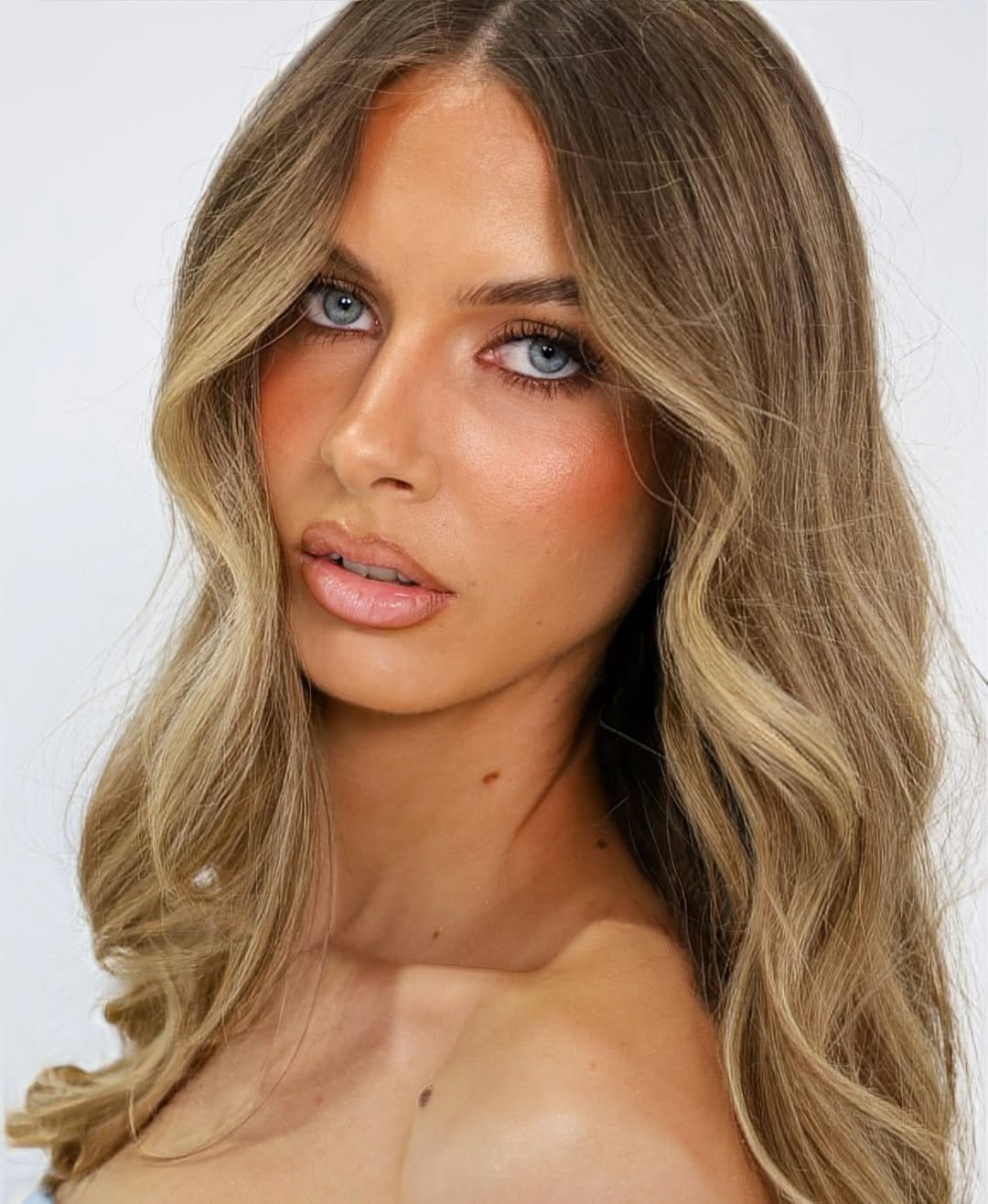 Đại diện Australia - Olivija Spanovskis là ứng viên nổi bật của khu vực châu Á - Thái Bình Dương. Cô 25 tuổi, mang hai dòng máu Australia - Latvia, là chuyên viên marketing trong ngành du lịch trải nghiệm. Cô đam mê giới thiệu những điểm đến xa xôi và ngoạn mục nhất của Australia.