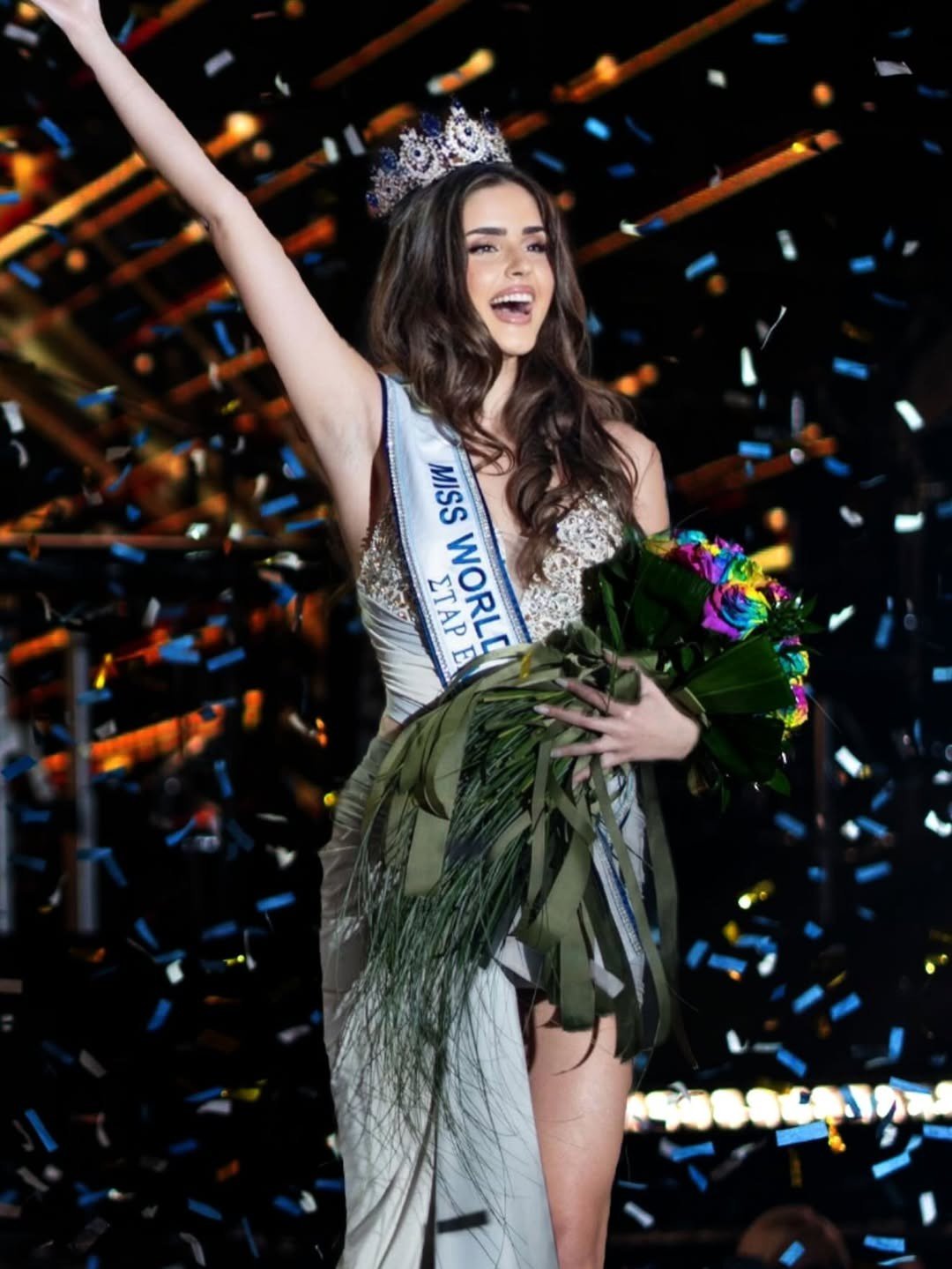 Đại diện Hy Lạp - Mikaela Kasari, 19 tuổi, có chiều cao ấn tượng 1,81 m, là sinh viên Đại học Harokopio ở Athens. Cô là thí sinh có hình thể ấn tượng nhất khu vực châu Âu.