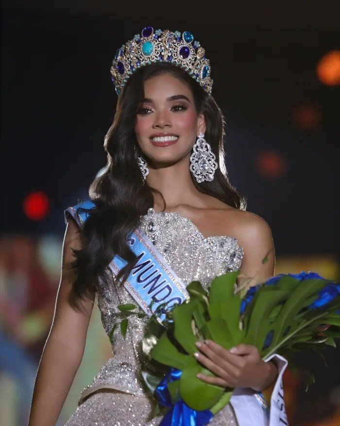 Đại diện Cộng hòa Dominica - Joheirry Mola đang được đánh giá là một trong những thí sinh nổi bật ở Hoa hậu Thế giới 2026. Cô có trang cá nhân với 10.000 người theo dõi và là người đẹp được các fan sắc đẹp Latinh yêu thích.