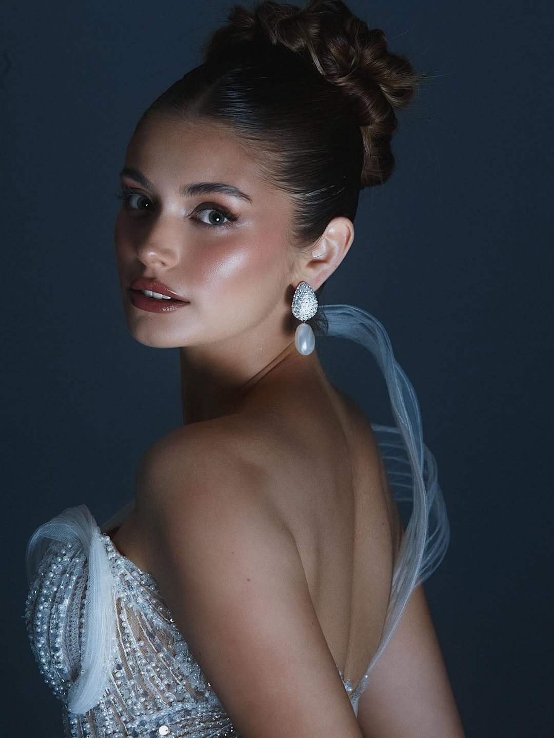 Đại diện Chile - Ignacia Fernández là thí sinh gây chú ý ở châu Mỹ. Cô 27 tuổi, là người mẫu kiêm ca sĩ. Cô là giọng ca chính của ban nhạc death metal Decessus, được thành lập năm 2020 và từng biểu diễn tại các lễ hội ở Đức và Phần Lan. Đĩa đơn gần đây nhất của ban nhạc là Dark Flames , phát hành vào tháng 9/2025. Người đẹp nói tiếng Anh trôi chảy.