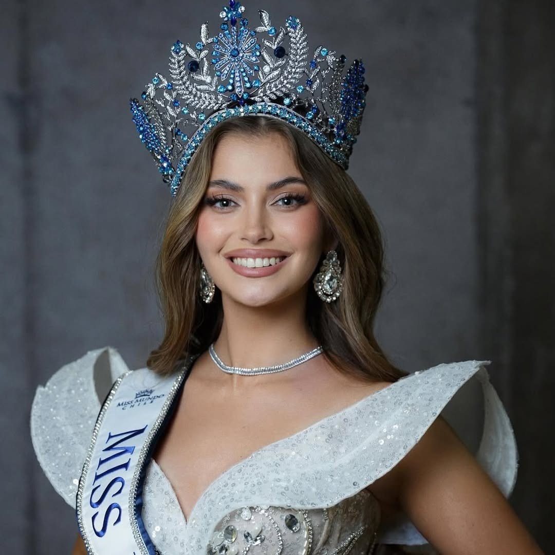 Đại diện Chile - Ignacia Fernández là thí sinh gây chú ý ở châu Mỹ. Cô 27 tuổi, là người mẫu kiêm ca sĩ. Cô là giọng ca chính của ban nhạc death metal Decessus, được thành lập năm 2020 và từng biểu diễn tại các lễ hội ở Đức và Phần Lan. Đĩa đơn gần đây nhất của ban nhạc là Dark Flames , phát hành vào tháng 9/2025. Người đẹp nói tiếng Anh trôi chảy.