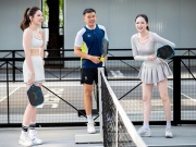 Lý Hoàng Nam một mình chấp 2 hoa hậu, đánh pickleball bằng tay không thuận