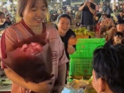Chàng trai Tây Ninh quỳ gối cầu hôn giữa chợ rau TPHCM lúc rạng sáng