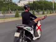 Cái kết cho nam thanh niên dùng chân điều khiển xe SH