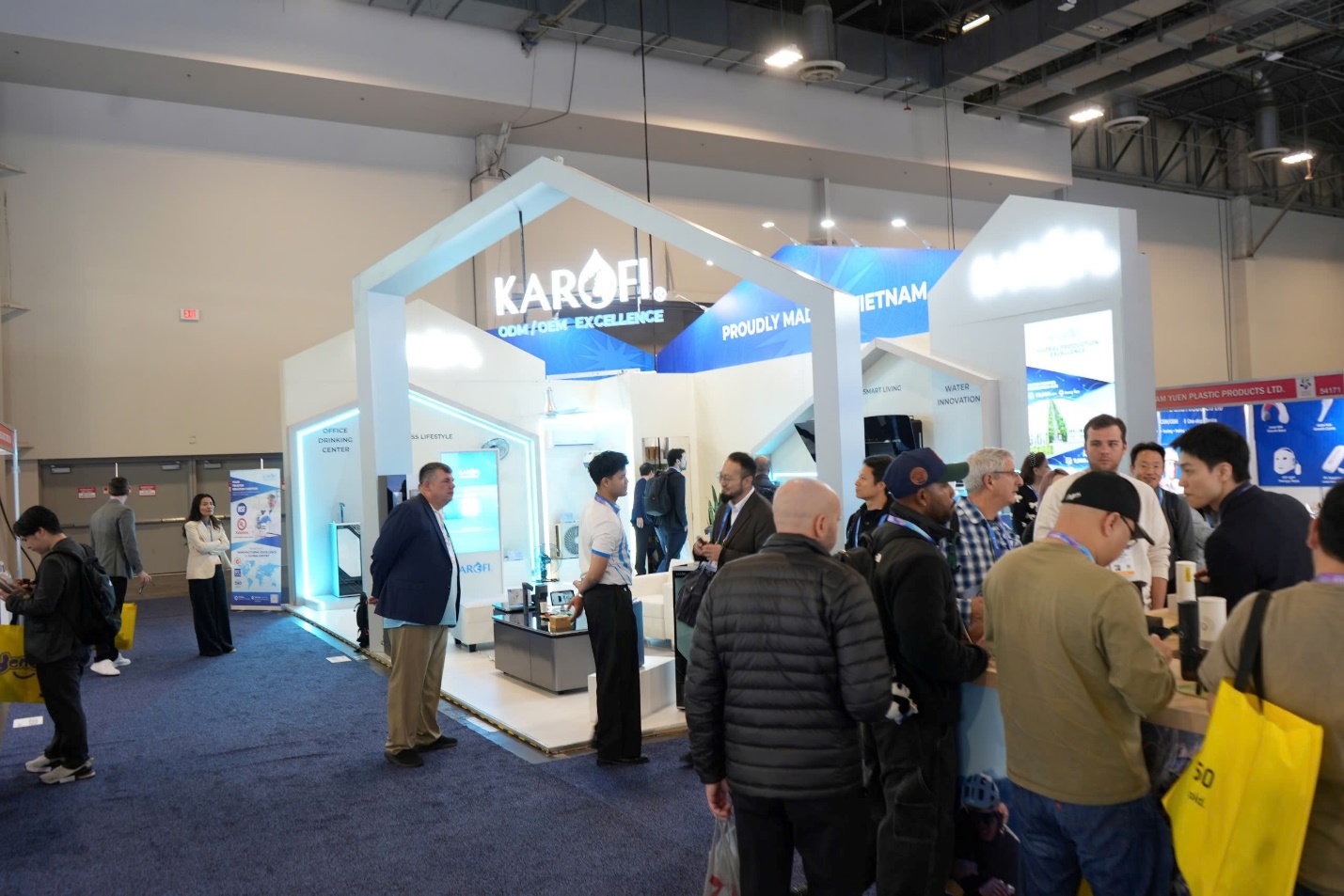 Gian hàng Karofi thu hút sự quan tâm của Khách Hàng quốc tế