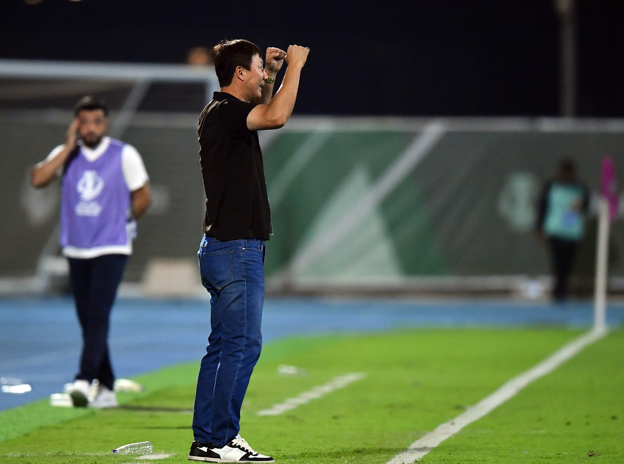 Ngoài đường biên, HLV Kim Sang Sik ăn mừng bàn thắng của U23 Việt Nam, cũng như chiến thắng thứ hai liên tiếp của "Những chiến binh sao vàng" tại giải U23 châu Á 2026.