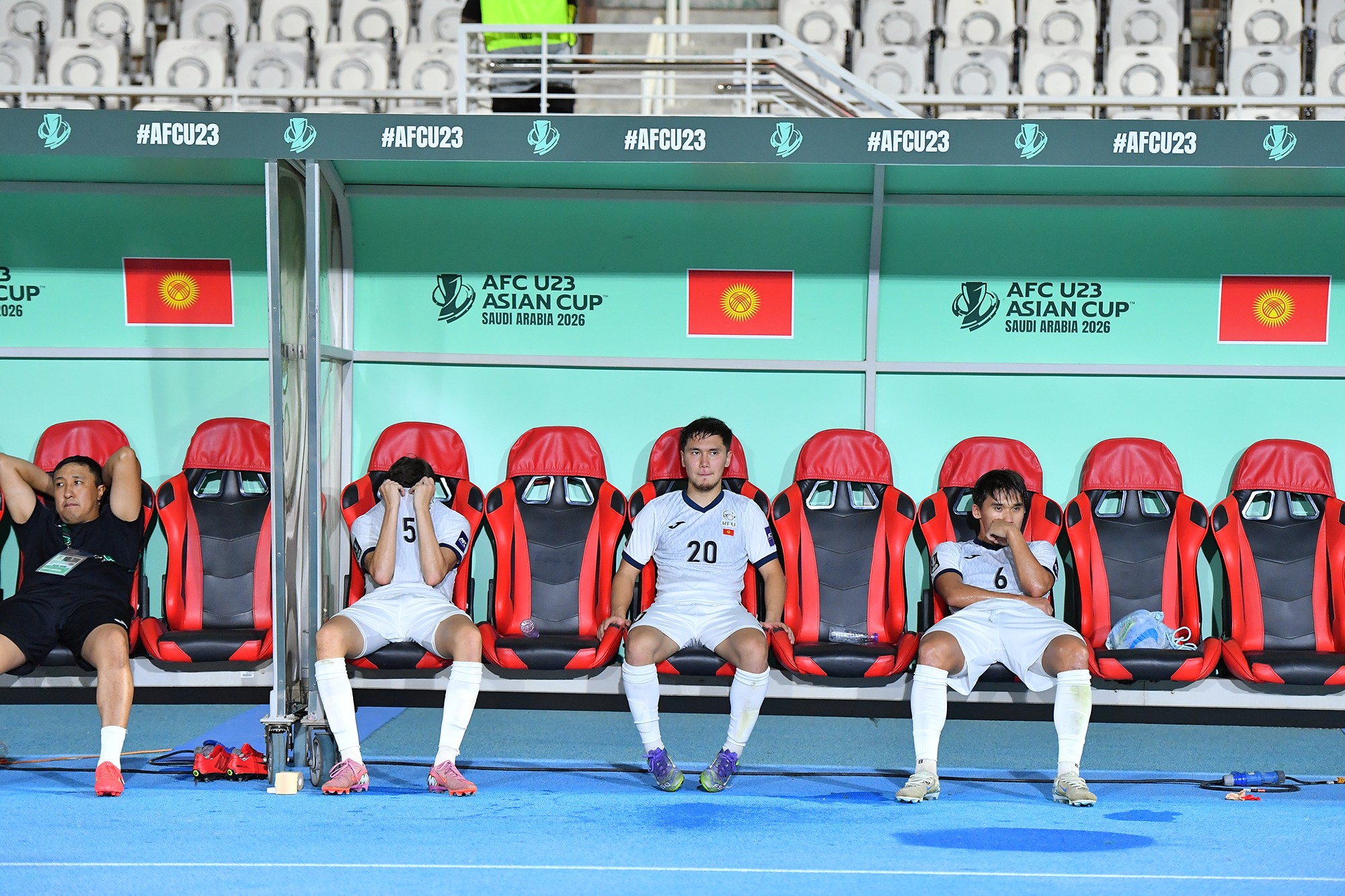 Trong khi ở bên kia "chiến tuyến" các cầu thủ U23 Kyrgyzstan tỏ ra vô cùng thất vọng với trận thua thứ 2 liên tiếp.