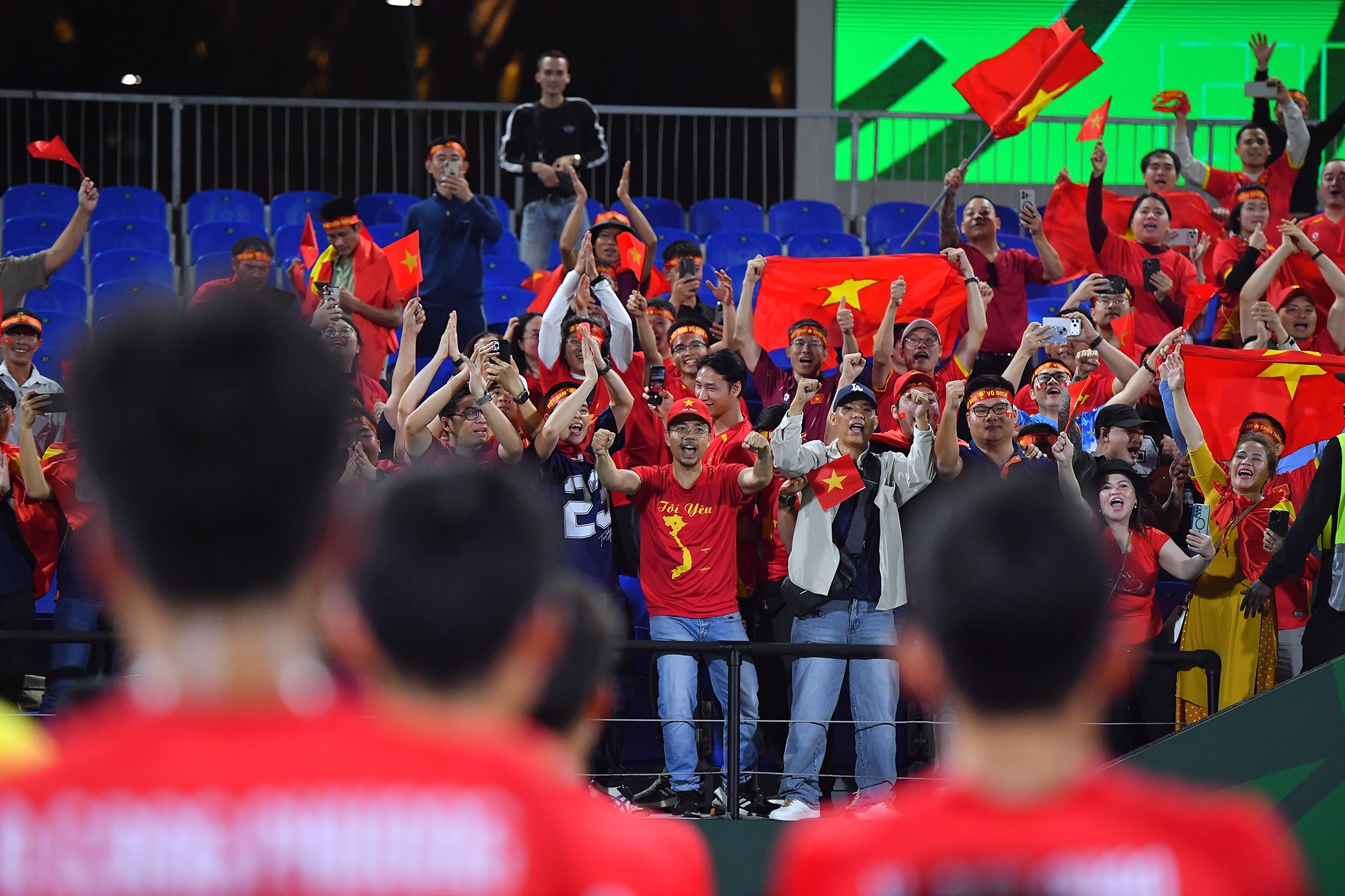 Niềm vui của số ít người hâm mộ bóng đá Việt Nam trên sân vận động King Abdullah Sport City.