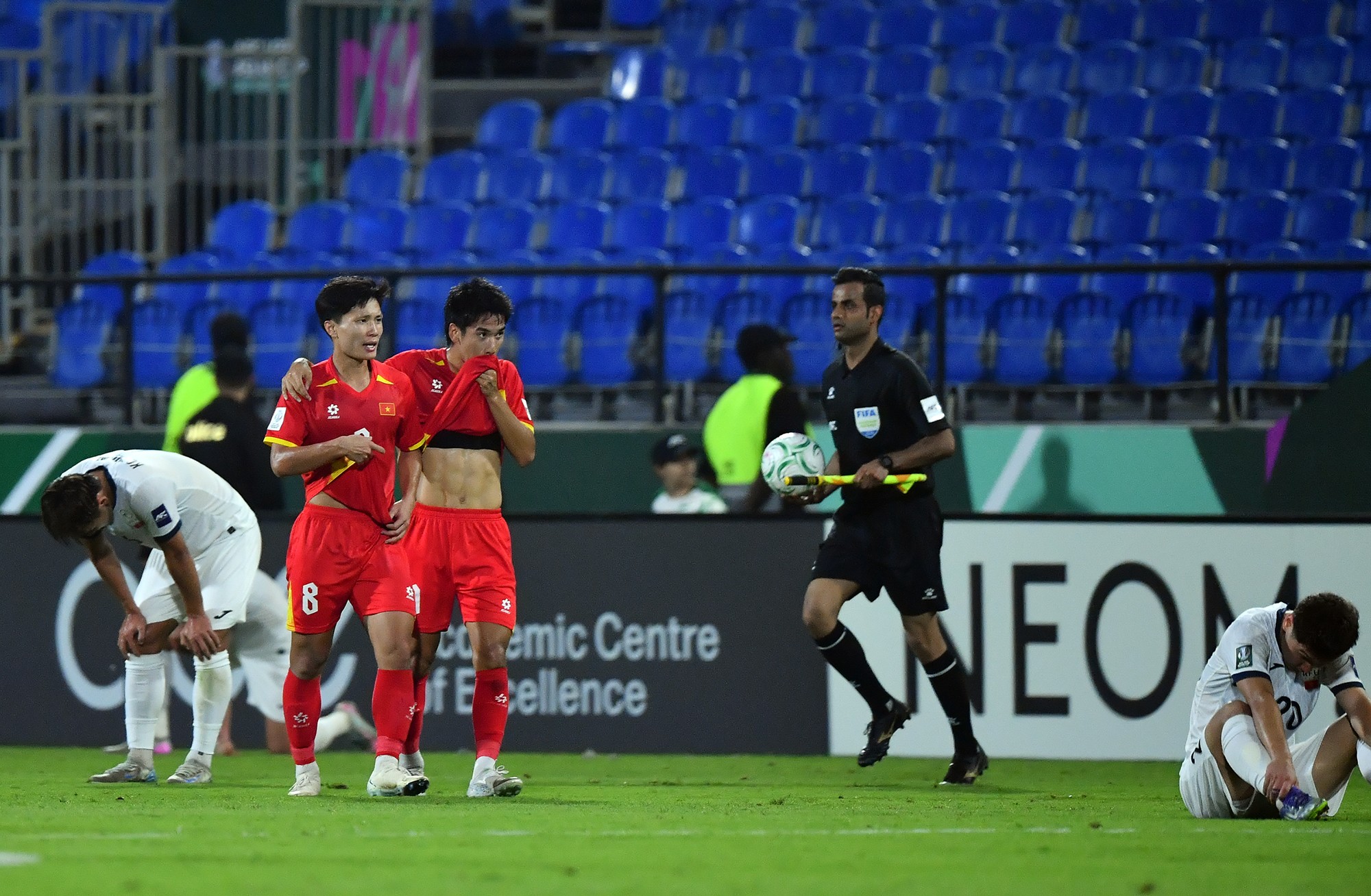 Văn Thuận và Quốc Cường thi đấu nỗ lực sau khi được HLV Kim Sang Sik tung vào sân ở hiệp hai.