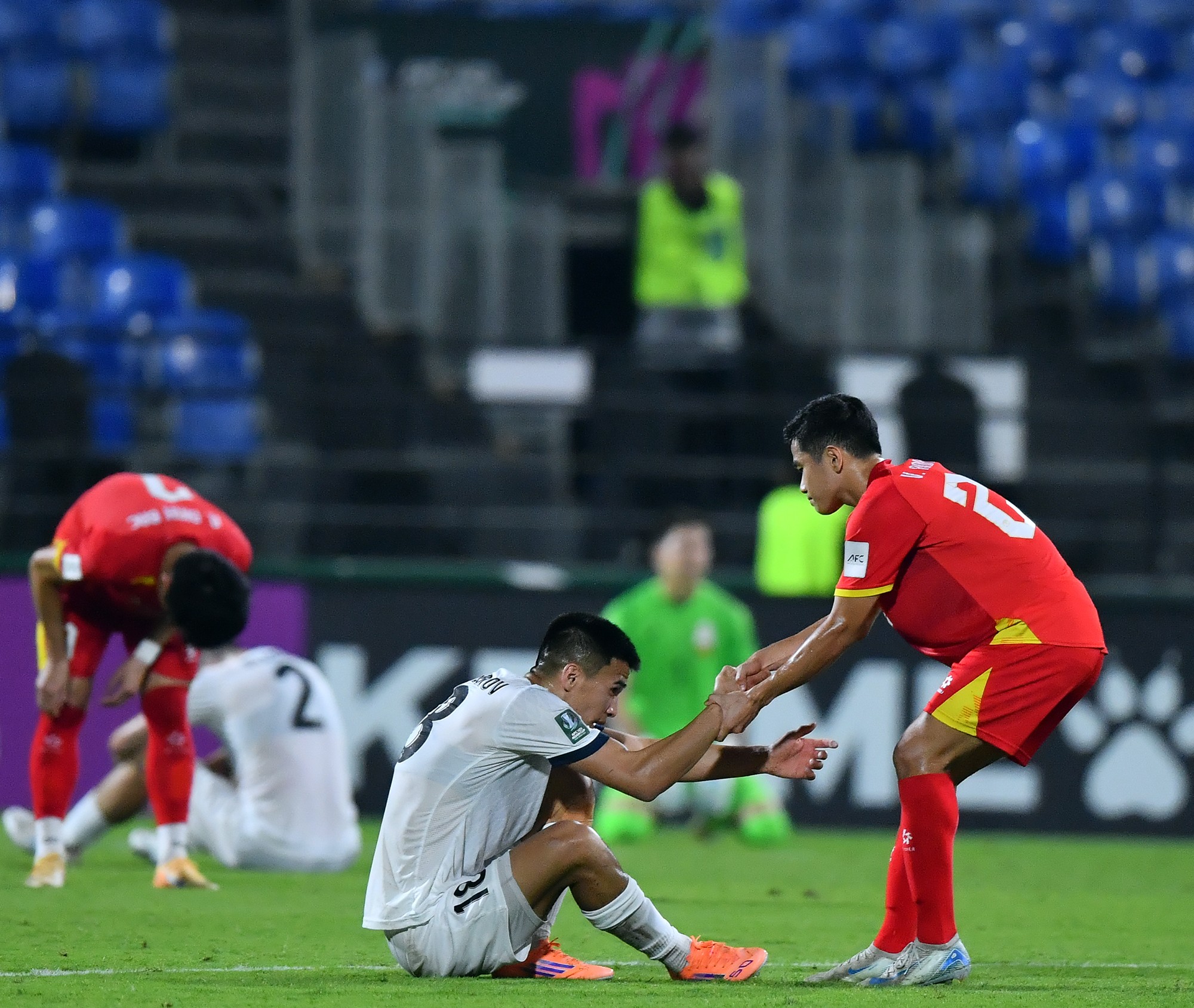 Các tuyển thủ U23 Việt Nam động viên cầu thủ U23 Kyrgystan.