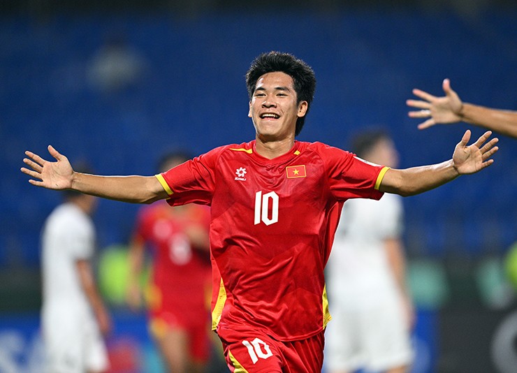 Pha ăn mừng bàn thắng "hụt" của Lê Văn Thuận.