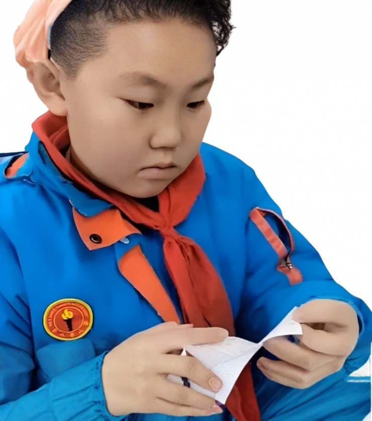 Cậu bé tiểu học gây chú ý khi dám nói về ước mơ "lớn lên làm bảo vệ", nhận được sự động viên đầy tinh tế từ giáo viên trước lớp học. Ảnh: Baidu