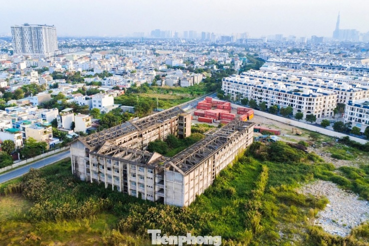 Khung cảnh hoang tàn của Trường THCS Hiệp Bình Phước sau 8 năm 'đắp chiếu'. Nghịch lý là công trình bị bỏ hoang ngay tại nơi đang khát 242 phòng học cho học sinh.