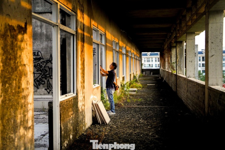 Cảnh hoang tàn bên trong ngôi trường 'đắp chiếu' 8 năm ở TPHCM - 5