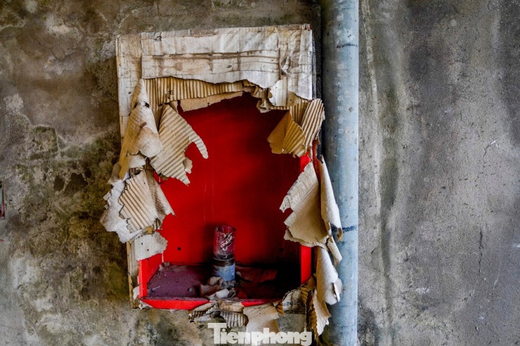 Những chiếc tủ đựng thiết bị phòng cháy chữa cháy nằm lăn lóc, lớp giấy bọc bảo vệ bên ngoài đã mục nát.