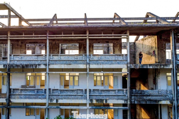 Cảnh hoang tàn bên trong ngôi trường 'đắp chiếu' 8 năm ở TPHCM - 20