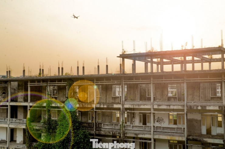 Năm 2022, đơn vị thi công không còn khả năng tài chính do ảnh hưởng của dịch Covid-19, xin ngừng thi công. Dự án được điều chỉnh quy hoạch và thiết kế, tổ chức đấu thầu lại.