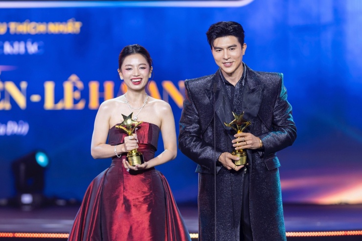 "Cặp đôi phim điện ảnh được yêu thích nhất" thuộc về Steven Nguyễn và Lê Hạ Anh của "Mưa đỏ". Trong khoảnh khắc nhận giải, cả 2 ngẫu hứng&nbsp;diễn lại phân đoạn tình cảm trong phim.&nbsp;