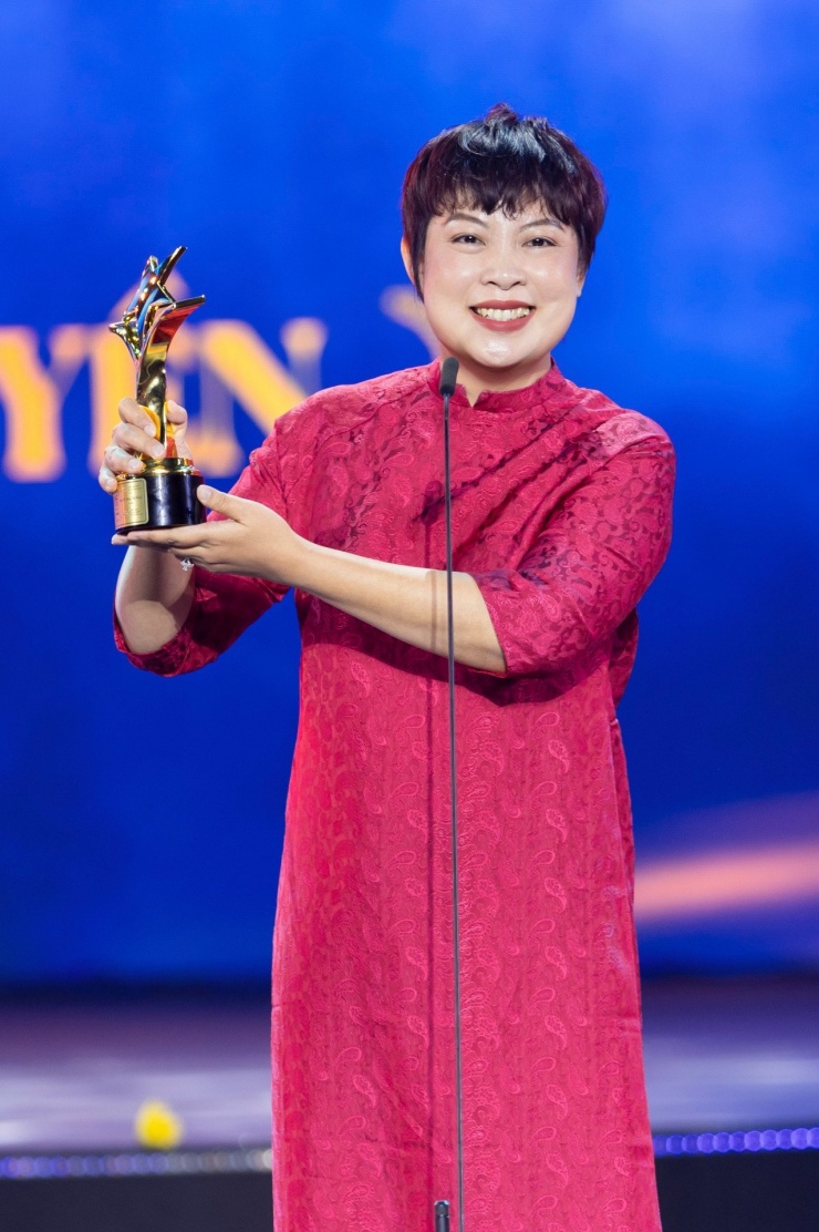 Đạo diễn, NSƯT Đặng Thái Huyền chia sẻ niềm vui với ê-kíp, diễn viên phim.&nbsp;