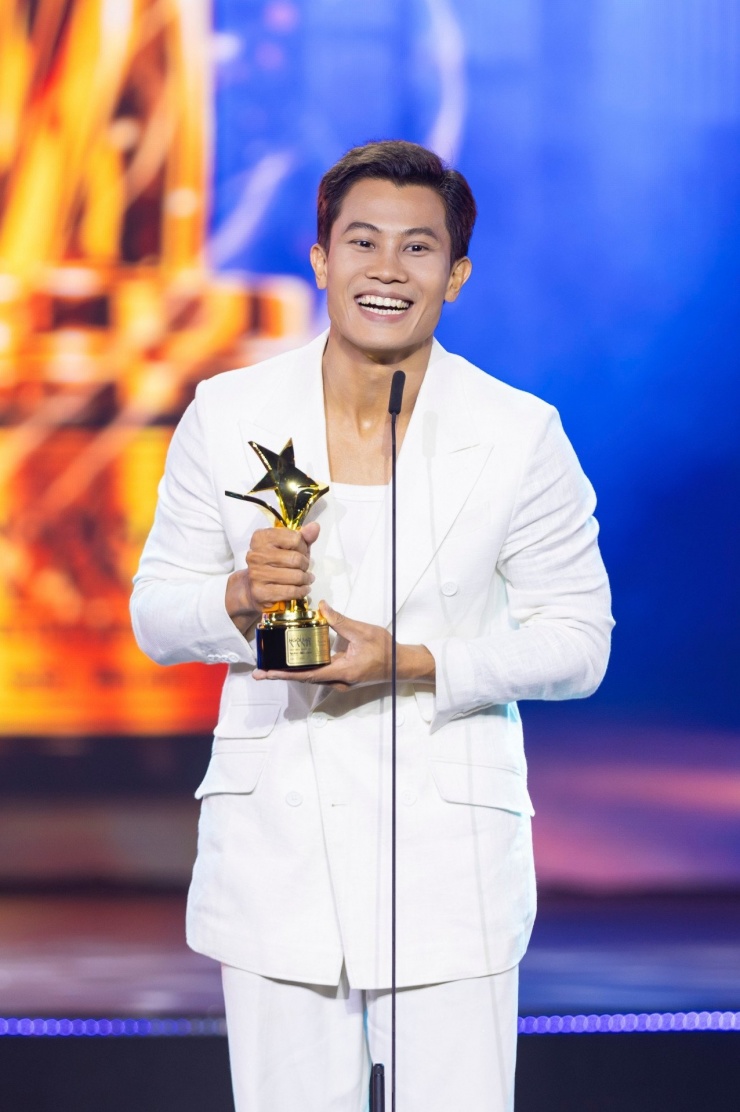 Diễn viên Phương Nam liên tục gặt hái quả ngọt trong năm qua. Anh tiếp tục được trao "Nam diễn viên phụ xuất sắc nhất" với vai diễn ấn tượng trong "Mưa đỏ".&nbsp;