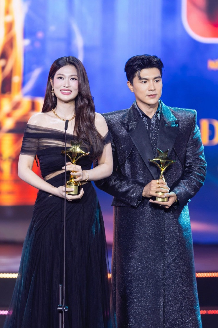 Steven Nguyễn "Mưa đỏ" và hoa hậu Đoàn Thiên Ân "Nụ hôn bạc tỷ" sở hữu lượng fan hùng hậu nên giành chiến thắng giải "Nam/Nữ diễn viên được yêu thích nhất phim điện ảnh".&nbsp;