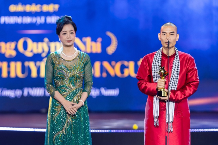 NSƯT Chiều Xuân và đạo diễn Trịnh Lâm Tùng từ Hà Nội vào nhận giải "Phim hoạt hình hay nhất" cho "Trạng Quỳnh nhí: Truyền thuyết Kim Ngưu".&nbsp;