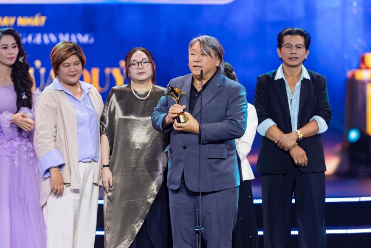 Đạo diễn Hàm Trần thay mặt ê-kíp phát biểu khi phim "Tiệm ăn của quỷ" thắng "Phim chiếu mạng xuất sắc nhất".&nbsp;