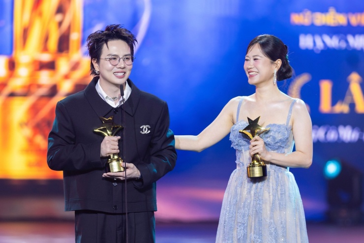 Diễn viên Duy Khánh&nbsp;và Lâm Vỹ Dạ chung niềm vui khi được gọi tên "Nam/Nữ diễn viên được yêu thích nhất hạng mục không gian mạng".&nbsp;