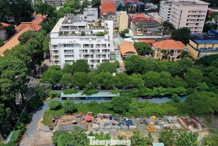 Một trong những khu đất nổi bật là khu vực số 8 Võ Văn Tần (phường Xuân Hòa). Đây từng là dự án Nhà thi đấu Phan Đình Phùng, nhưng sau nhiều năm vẫn chưa được triển khai, chỉ còn lại rào chắn và đất trống. Dự án này tọa lạc trên khu đất 4 mặt tiền đường trung tâm gồm Pasteur - Nguyễn Đình Chiểu - Nam Kỳ Khởi Nghĩa - Võ Văn Tần.