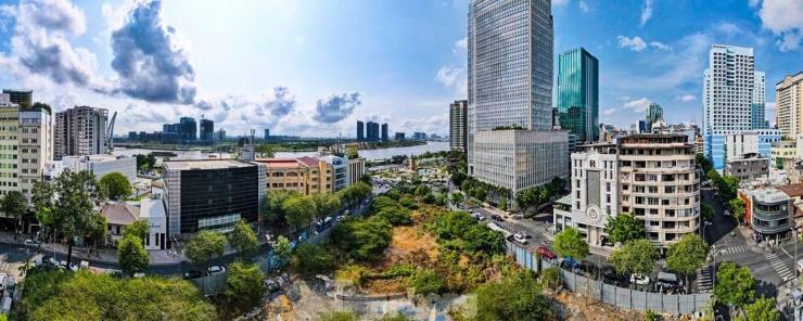 Khu đất vàng hơn 6.000m2 nằm giữa 4 con đường lớn Hai Bà Trưng - Thi Sách - Đông Du - vòng xoay Công trường Mê Linh. Xung quanh khu vực này là các tòa nhà cao ốc văn phòng, khách sạn hạng sang như Vietcombank Tower, Hilton Sài Gòn, Mê Linh Point, The Reverie Saigon...